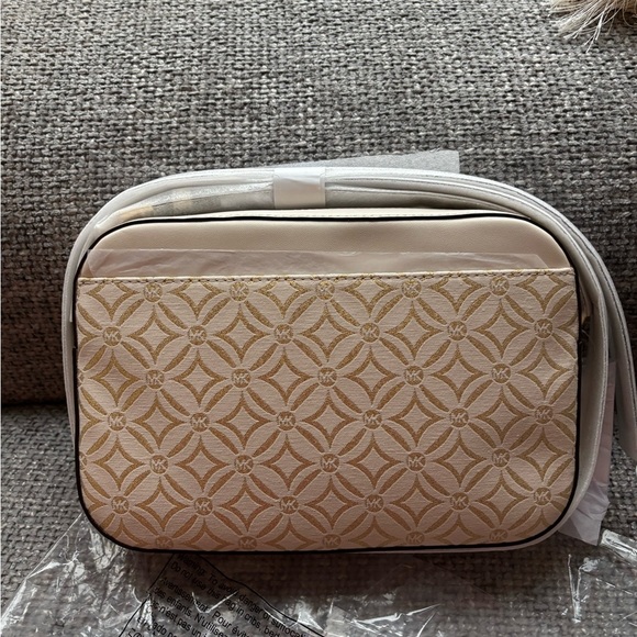 BNWT Authentic Michael Kors Crossbody Bag store purchased NOT outlet ! - Picture 10 of 10